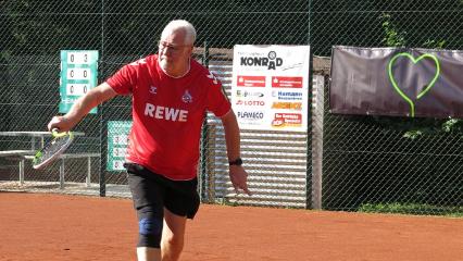 TC Weibern Konrad-Cup 2023 - 1. Vorsitzender Willi Becker im Einsatz