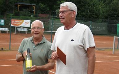 TC Weibern Konrad-Cup 2023 - Siegerehrung He 65 Ralf Münzel (li.)  und 2. Vorsitzender TC Rieden Christian Krupp