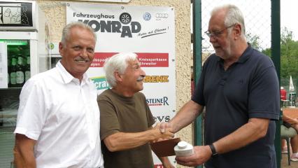 TC Weibern Konrad-Cup 2023 - Sieger He 65 Nebenrunde Alfons Jäger (Mi.) bei der Preisübergabe