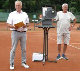 TC Weibern Konrad-Cup 2023 - 2. Vorsitzender TC Rieden, ChristianKrupp (re.) und sportlicher Leiter/OSR des Turniers, Franz Nett
