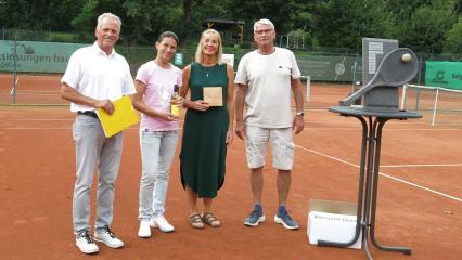 TC Weibern Konrad-Cup 2023 - Siegerehrung Da 40 Marion Gabriel (Mi., re) und Sandra Keller (Mi., li.)